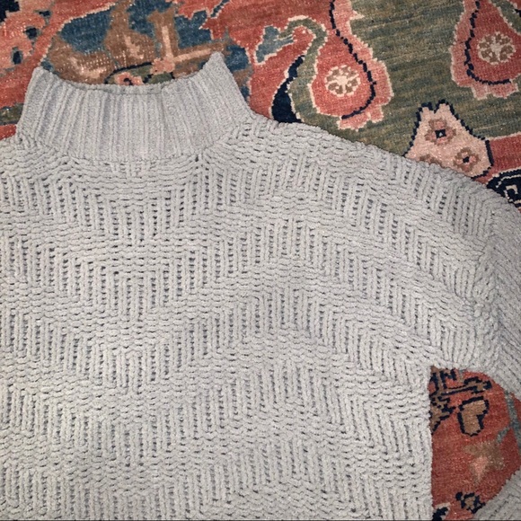 light green sweater - Picture 2 of 4